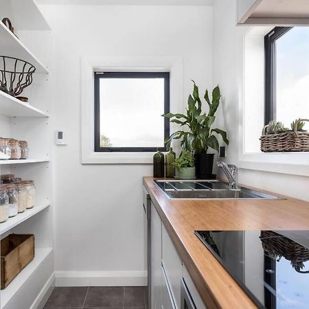 Apartment 2 - Haddin Court - Stunning Executive بلينهايم المظهر الخارجي الصورة