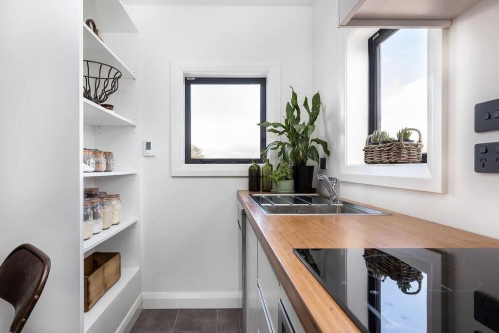 Apartment 2 - Haddin Court - Stunning Executive بلينهايم المظهر الخارجي الصورة
