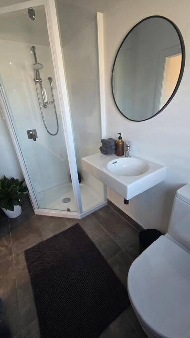 Apartment 2 - Haddin Court - Stunning Executive بلينهايم المظهر الخارجي الصورة