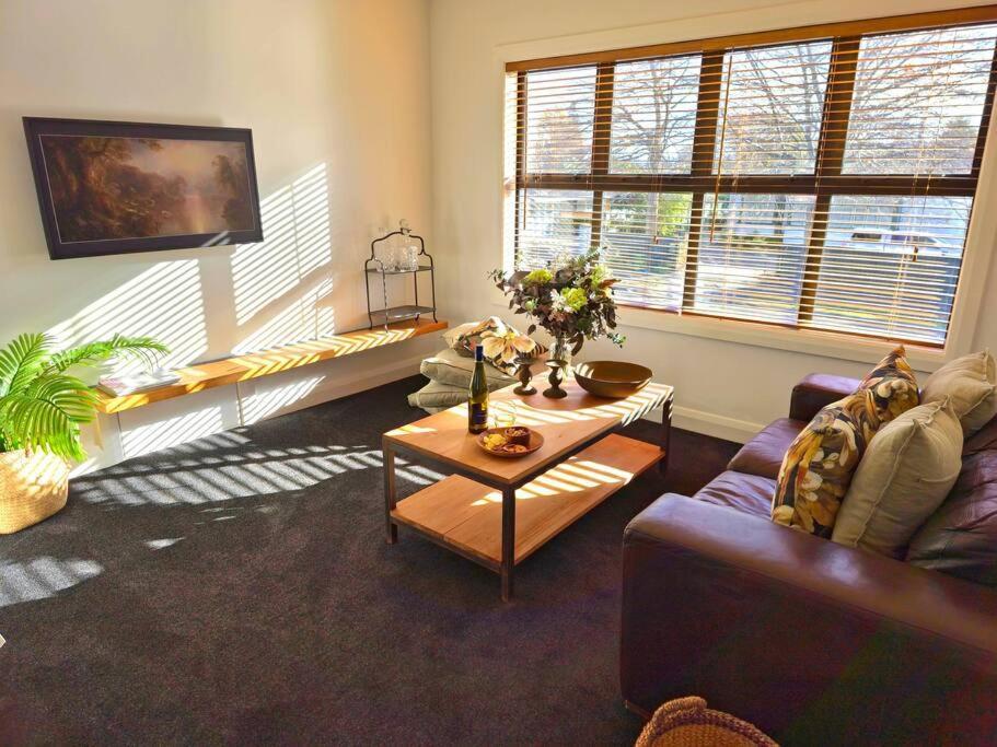 Apartment 2 - Haddin Court - Stunning Executive بلينهايم المظهر الخارجي الصورة